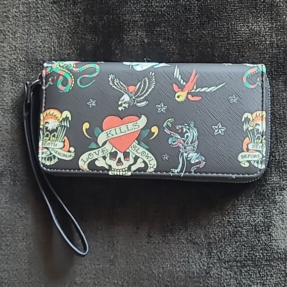 Ed HardyWomens Skull&Heart,TigerTattooPrint Black Zip Around Wristlet Wattet Nwt - Picture 2 of 6